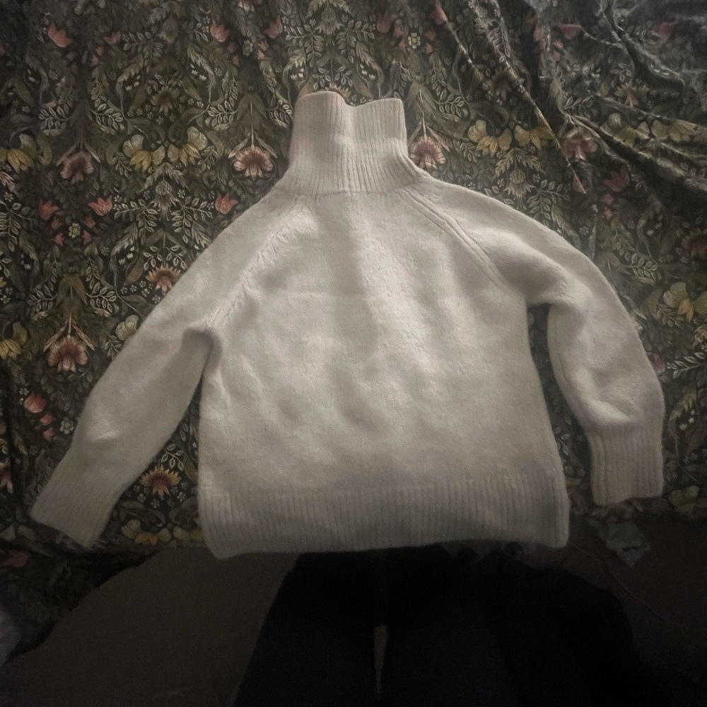 ARITZIA Babaton Cream Day Off 100% Alpaca Turtleneck Sweater Small - Picture 3 of 5